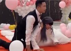 抖音霸道总裁和油头少女的爱情什么梗